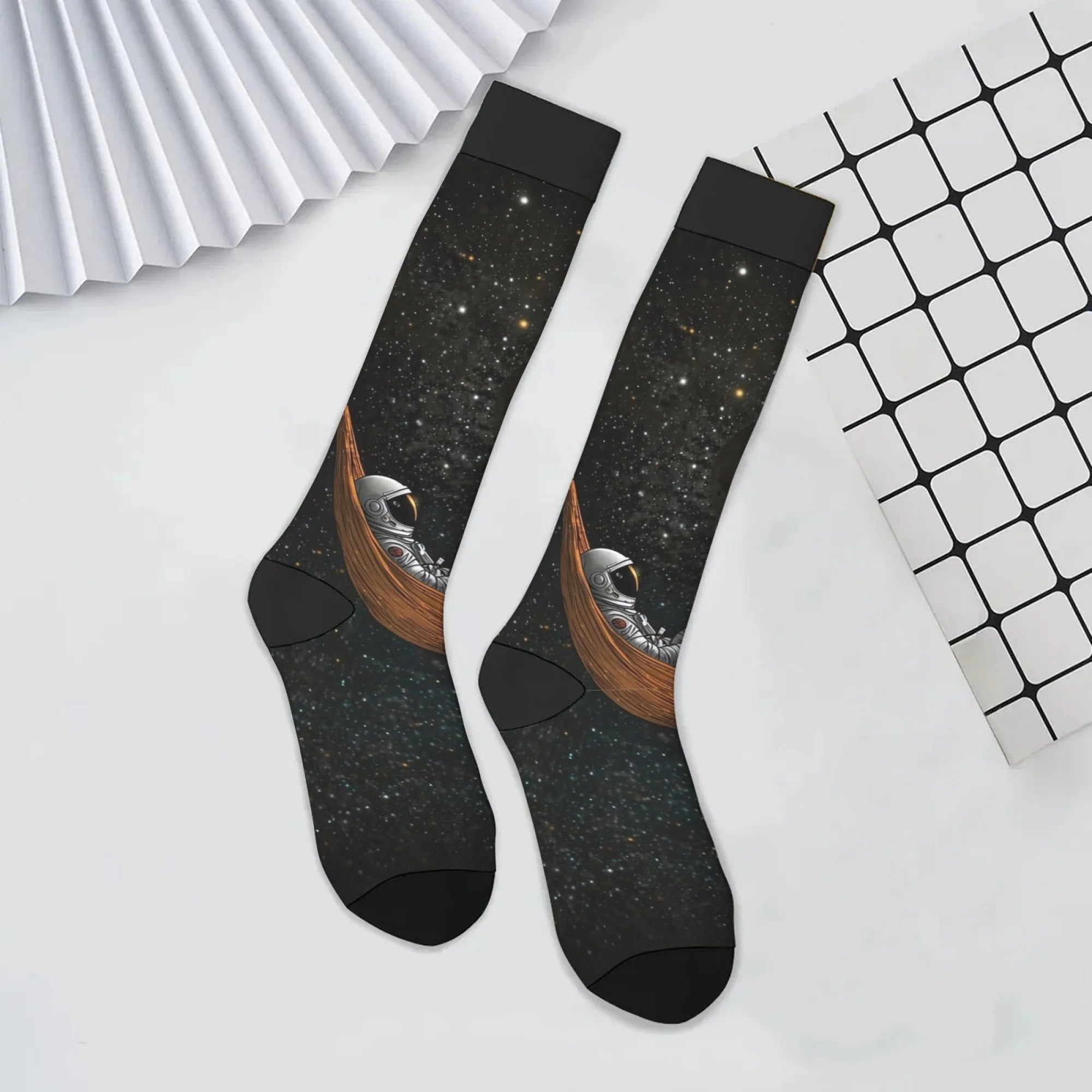 Astronaut fantasy atmosphere socks unisex retro fashion casual stockings soft breathable non-slip running cycling sports socks