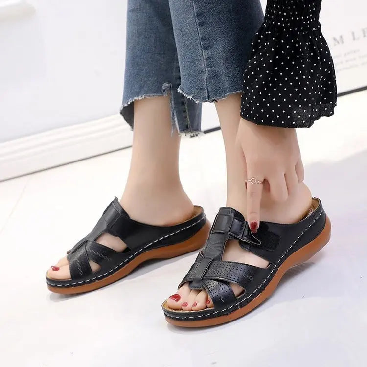 New Design Fashion Ankle Strappy Flat Knee Covers for Women Casual Summer Beach Slippers
