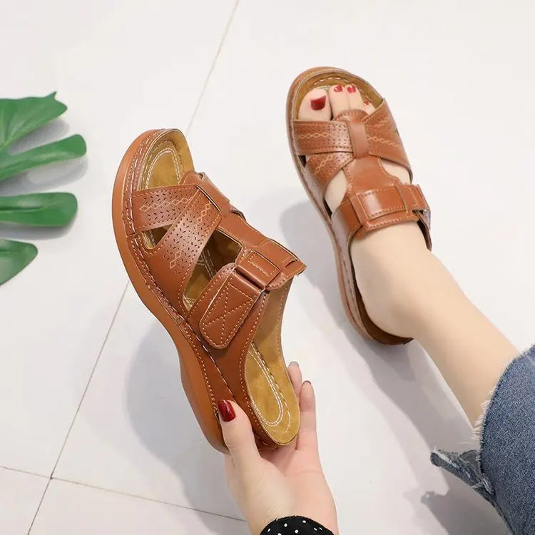 New Design Fashion Ankle Strappy Flat Knee Covers for Women Casual Summer Beach Slippers